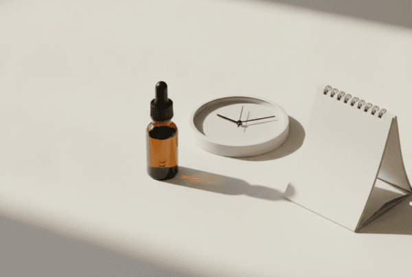 Calendar and clock next to a CBD dropper bottle representing CBD detection time in the body